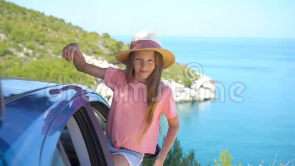 小女孩度假乘车旅行背景美丽的风景视频的预览图