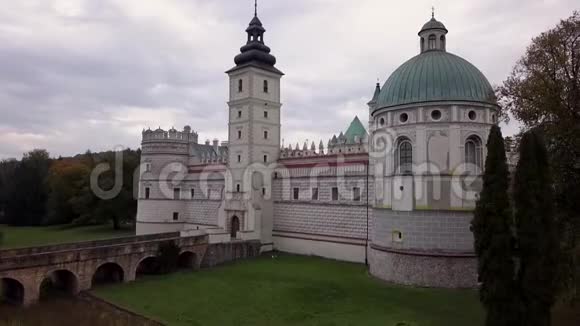 鸟瞰波兰Krasiczyn的Krasicki宫视频的预览图