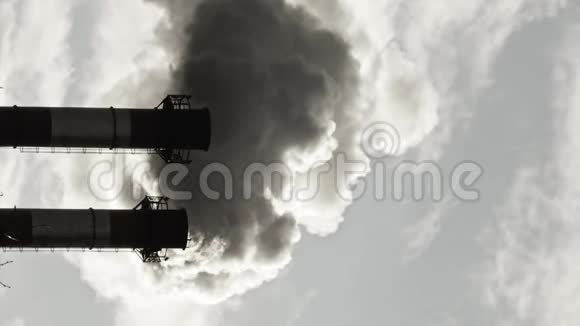 工厂烟囱里冒出的黑烟视频的预览图