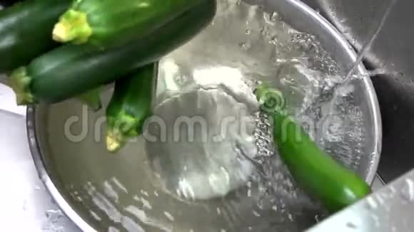 洗新鲜蔬菜视频的预览图