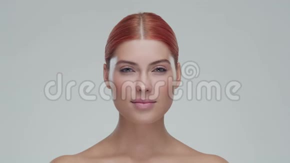 工作室肖像年轻美丽和自然红发妇女应用护肤霜面部提升化妆品和制作视频的预览图