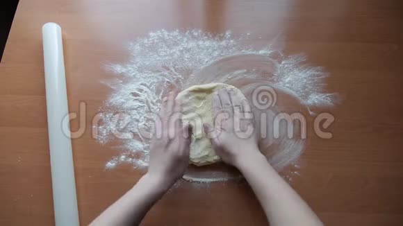 柠檬蛋糕加奶油视频的预览图