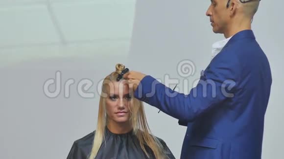 美容师在行动理发师和顾客白发的发型模型舱里的金发在船舱里工作视频的预览图