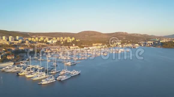 克罗地亚游艇俱乐部和码头的鸟瞰图视频的预览图
