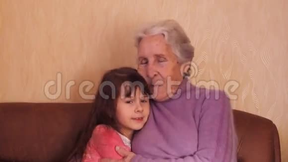 快乐的祖母和孙子视频的预览图