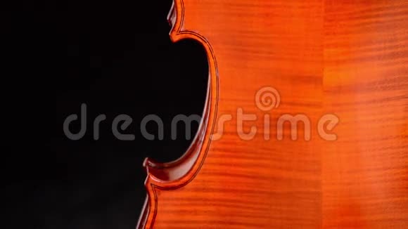 黑色背景下小提琴或中提琴的身体细节视频的预览图