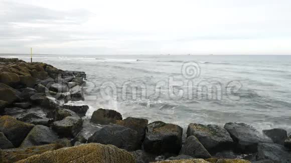 苏格兰阿伯丁海滩的海浪岩石与和平视频的预览图