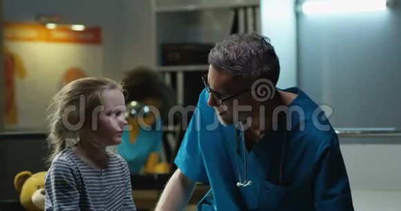 医生用听诊器检查女孩视频的预览图