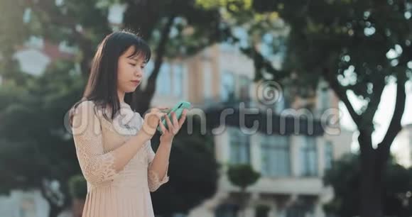 吸引人的年轻女人打电话视频的预览图