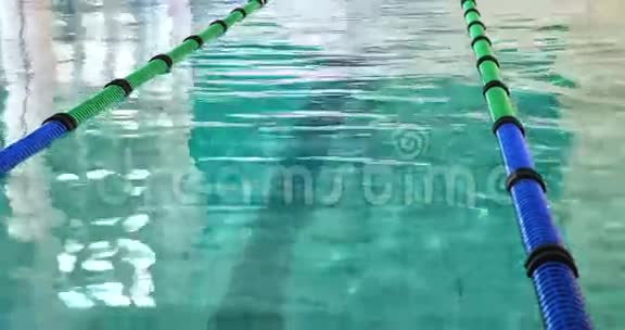 有车道标志的游泳池视频的预览图