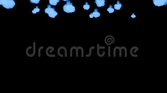 许多流动的荧光蓝墨水或烟雾隔离在黑色的缓慢运动蓝色水粉混合在水中用途视频的预览图