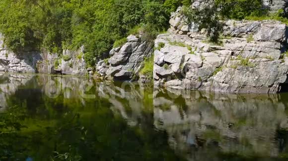 乌克兰瀑布美丽的瀑布视频的预览图