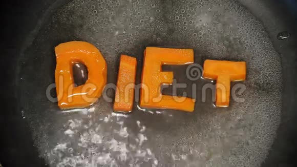 单词饮食从字母中收集这些字母是用胡萝卜雕刻的视频的预览图