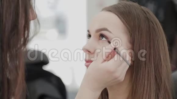 专业化妆师女士在调色板上搅拌化妆霜视频的预览图