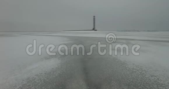 空中飞行灯塔在平静而荒凉的冬季景观中从上面可以看到灯塔的灯塔无人机灯塔视频的预览图