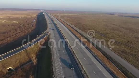 从上面看到的高速公路秋天视频的预览图