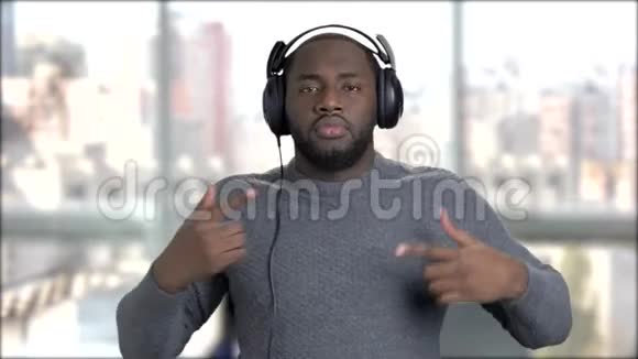 戴着耳机的黑人正在跳舞视频的预览图