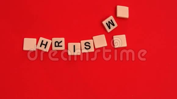 字母瓷砖移动在红色背景上拼出圣诞节视频的预览图
