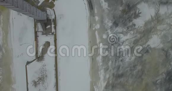 空中飞行灯塔在平静而荒凉的冬季景观中从上面可以看到灯塔的灯塔无人机灯塔视频的预览图