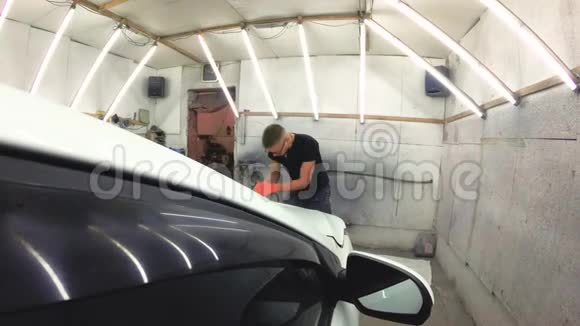 年轻人在车库里修理汽车视频的预览图
