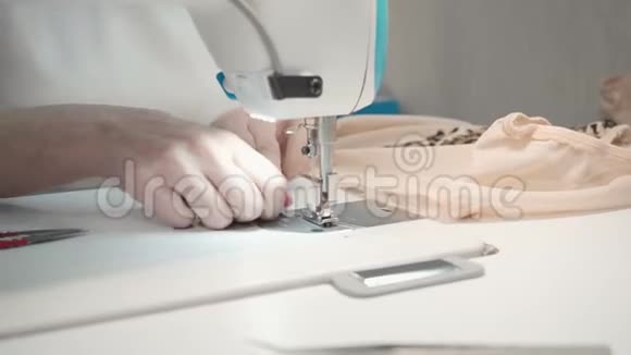 车间电动机上裁缝妇女缝纫订单视频视频的预览图
