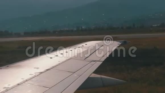 飞机着陆后沿跑道行驶的机翼窗口视图视频的预览图