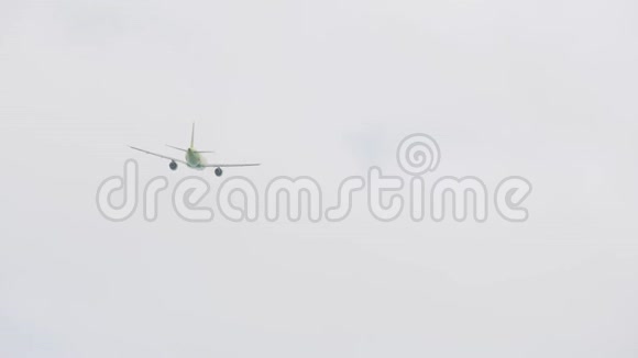 云层中的飞机视频的预览图