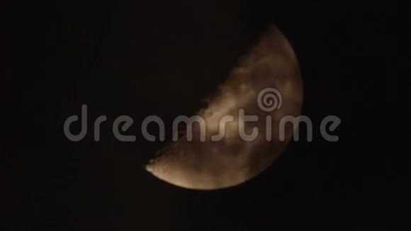 漆黑的夜空云层从半月光中掠过视频的预览图