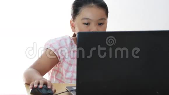 孩子们在家看电脑视频的预览图