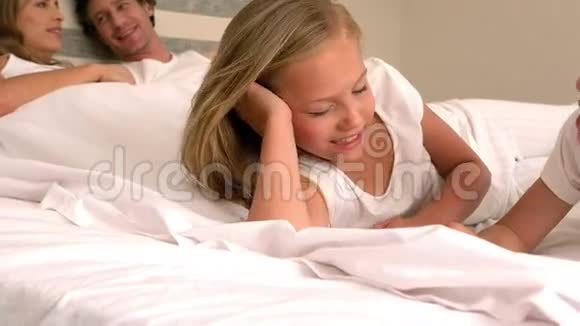 可爱的家人躺在床上休息视频的预览图