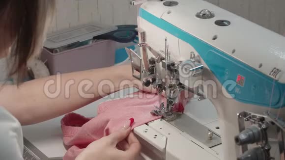 机器上妇女缝纫订单录像视频的预览图