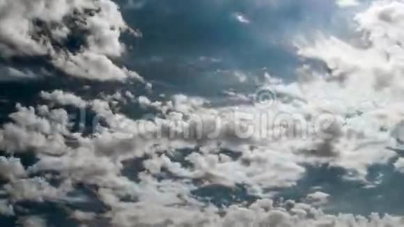 深蓝的天空伴随着云的时间流逝视频的预览图