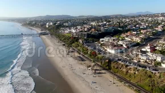加州圣克莱门特海岸线的鸟瞰图视频的预览图