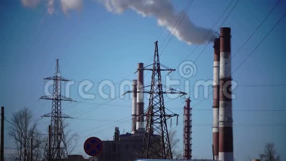 工业景观热电联产厂管道的电源线和烟雾视频的预览图