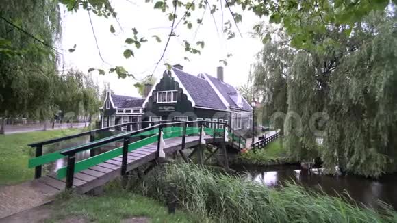 桥梁和房子视频的预览图