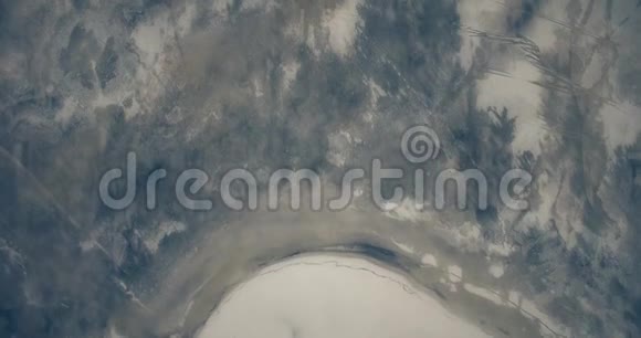 空中飞行灯塔在平静而荒凉的冬季景观中从上面可以看到灯塔的灯塔无人机灯塔视频的预览图