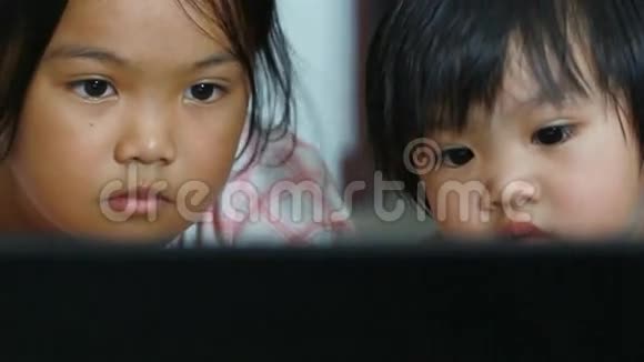 姐姐和年轻在家看电脑视频的预览图