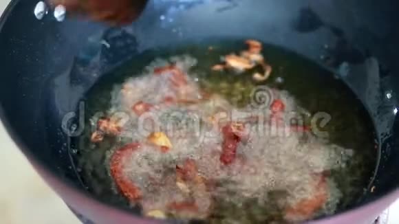 烹饪食物油炸滑肉与大蒜胡椒在视频的预览图