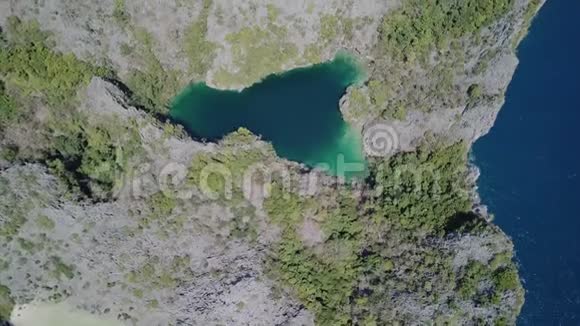 从美丽的马蹄岛的无人机上鸟瞰视频的预览图