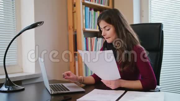 严肃的年轻女人在看文件视频的预览图