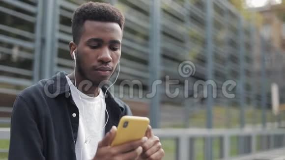 年轻人用电话听音乐视频的预览图
