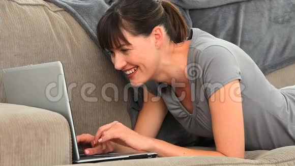 可爱的黑发女人和笔记本电脑聊天视频的预览图