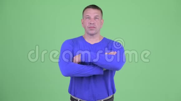 马乔成熟的男人手臂交叉视频的预览图
