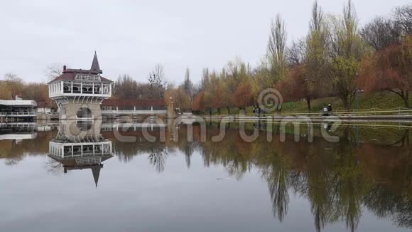 湖在秋天的公园里视频的预览图