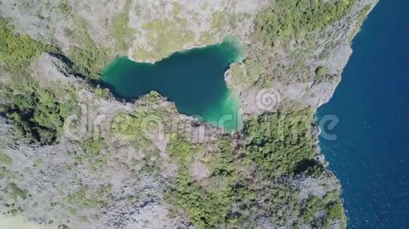 从美丽的马蹄岛的无人机上鸟瞰视频的预览图