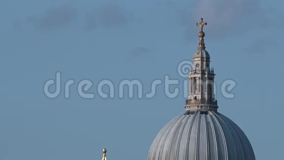 圣保尔斯大教堂和伦敦桥与伦敦城市天际线视频的预览图