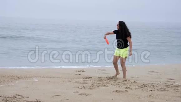 美丽的女孩在海滨海滩上玩得很开心暑假视频的预览图