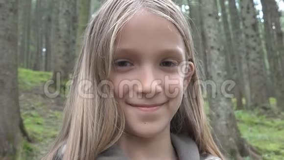 森林中的儿童肖像儿童登山女孩野营探险视频的预览图