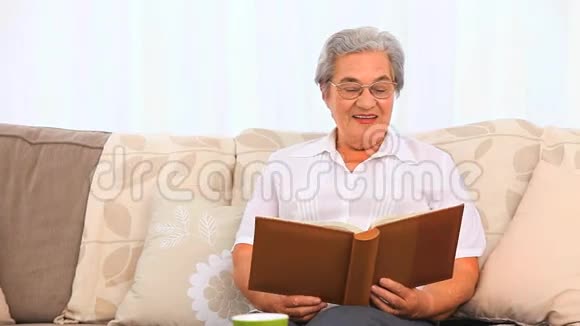 女人看着她的相册视频的预览图
