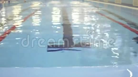 游泳池女游泳运动员训练视频的预览图